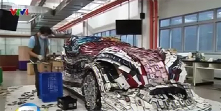 Nghệ sĩ Lin Shih-Pao và tác phẩm ô tô từ 25.000 chiếc điện thoại di động.
